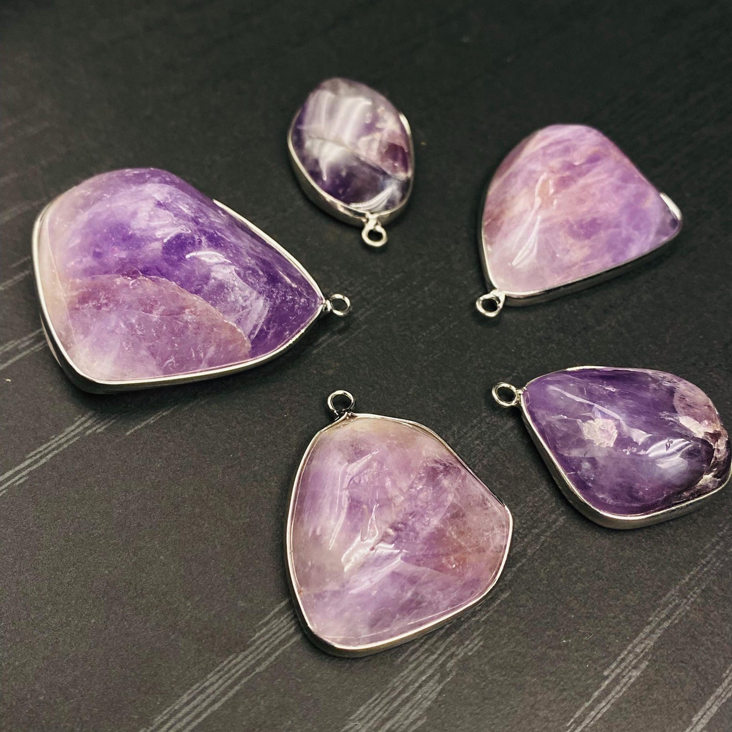 Natürlicher Amethyst Anhänger mit Metallfassung für Schmuckherstellung, Boho DIY Edelstein Heilstein Schmuck, handgefertigtes Unikat