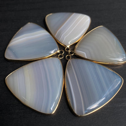 Natürlicher Dreieck Achat Anhänger mit vergoldetem Rand für DIY Schmuck, polierte Heilstein Perle für Boho Halsketten oder Ohrringe