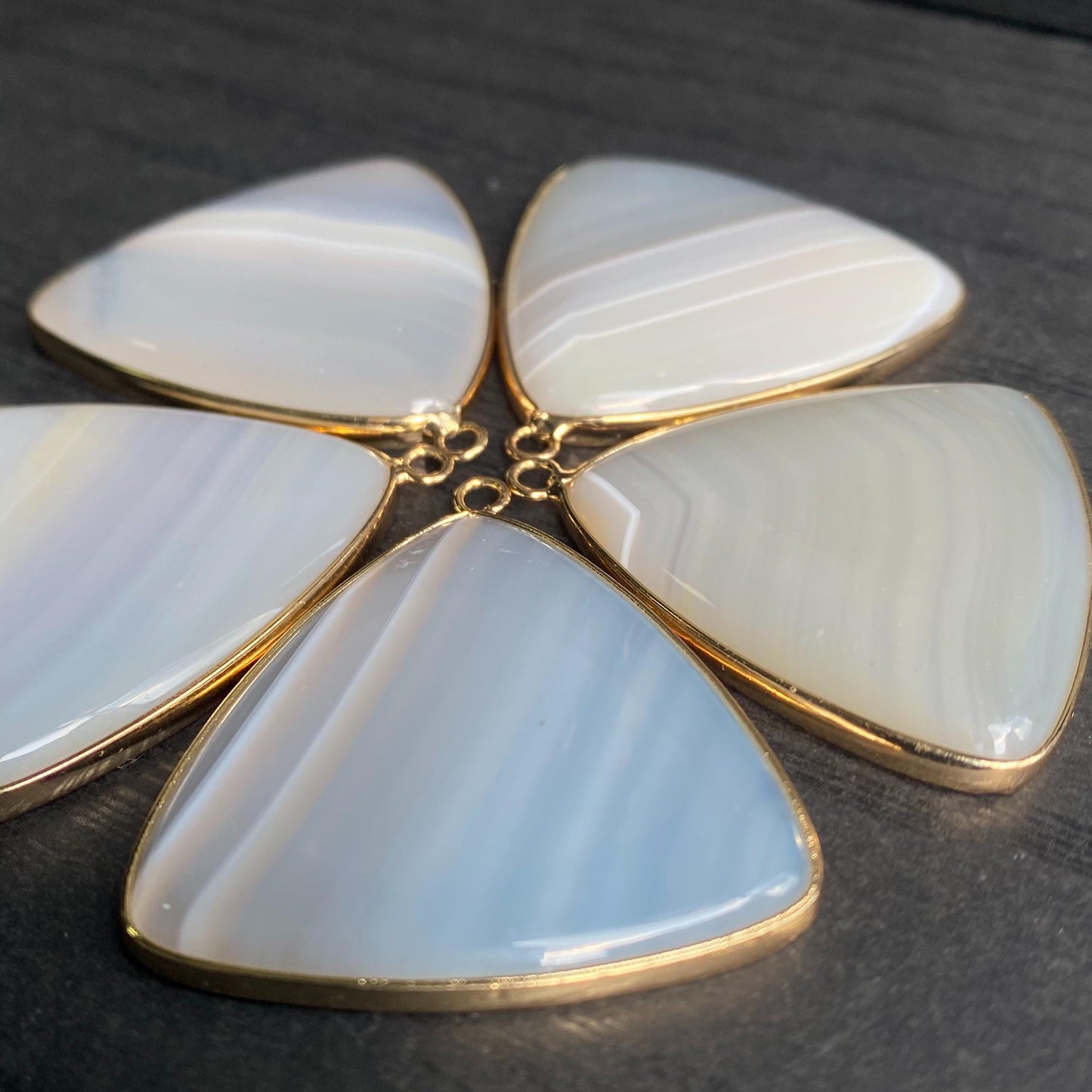 Natürlicher Dreieck Achat Anhänger mit vergoldetem Rand für DIY Schmuck, polierte Heilstein Perle für Boho Halsketten oder Ohrringe