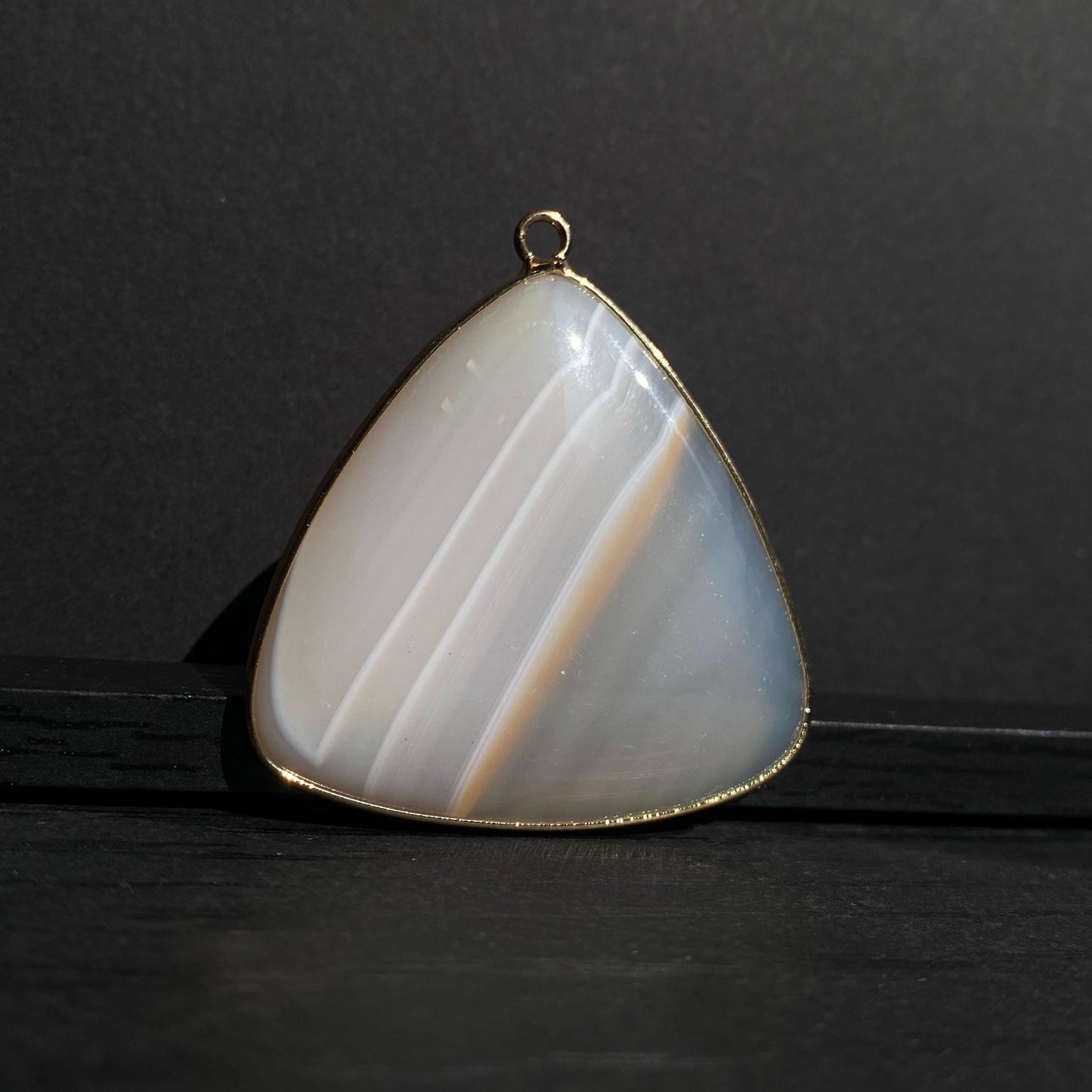 Natürlicher Dreieck Achat Anhänger mit vergoldetem Rand für DIY Schmuck, polierte Heilstein Perle für Boho Halsketten oder Ohrringe