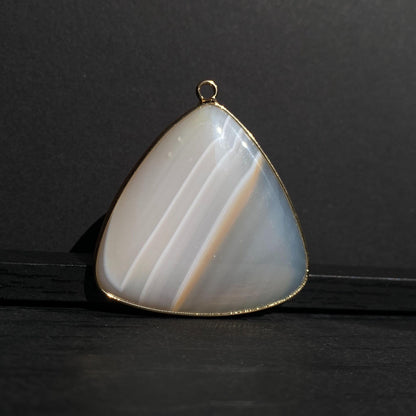 Natürlicher Dreieck Achat Anhänger mit vergoldetem Rand für DIY Schmuck, polierte Heilstein Perle für Boho Halsketten oder Ohrringe