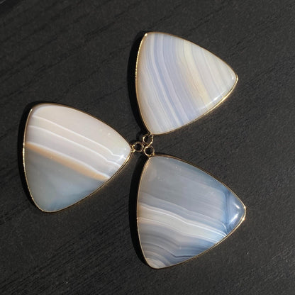 Natürlicher Dreieck Achat Anhänger mit vergoldetem Rand für DIY Schmuck, polierte Heilstein Perle für Boho Halsketten oder Ohrringe