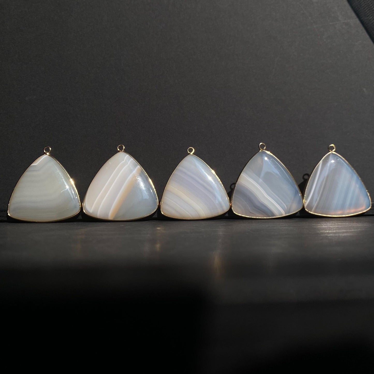 Natürlicher Dreieck Achat Anhänger mit vergoldetem Rand für DIY Schmuck, polierte Heilstein Perle für Boho Halsketten oder Ohrringe