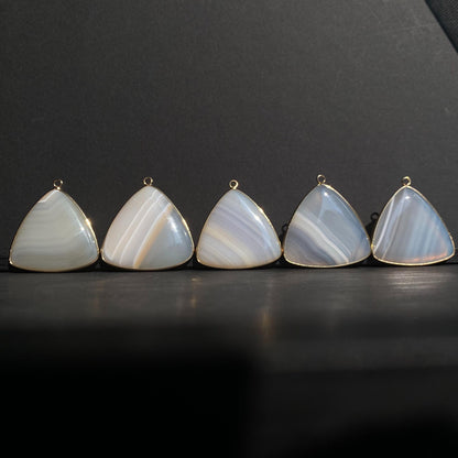 Natürlicher Dreieck Achat Anhänger mit vergoldetem Rand für DIY Schmuck, polierte Heilstein Perle für Boho Halsketten oder Ohrringe