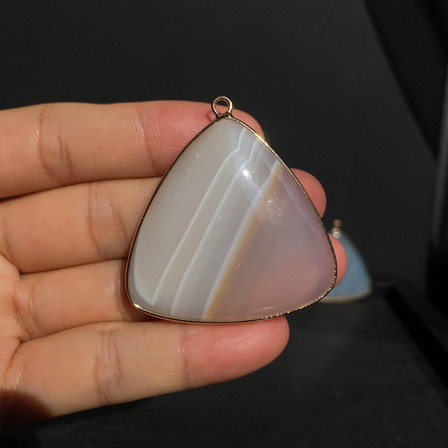 Natürlicher Dreieck Achat Anhänger mit vergoldetem Rand für DIY Schmuck, polierte Heilstein Perle für Boho Halsketten oder Ohrringe