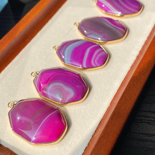 Lila Achat Anhänger für DIY Schmuckherstellung, Naturstein mit Goldrand, Boho Bastelperlen für Halsketten oder Ohrringe