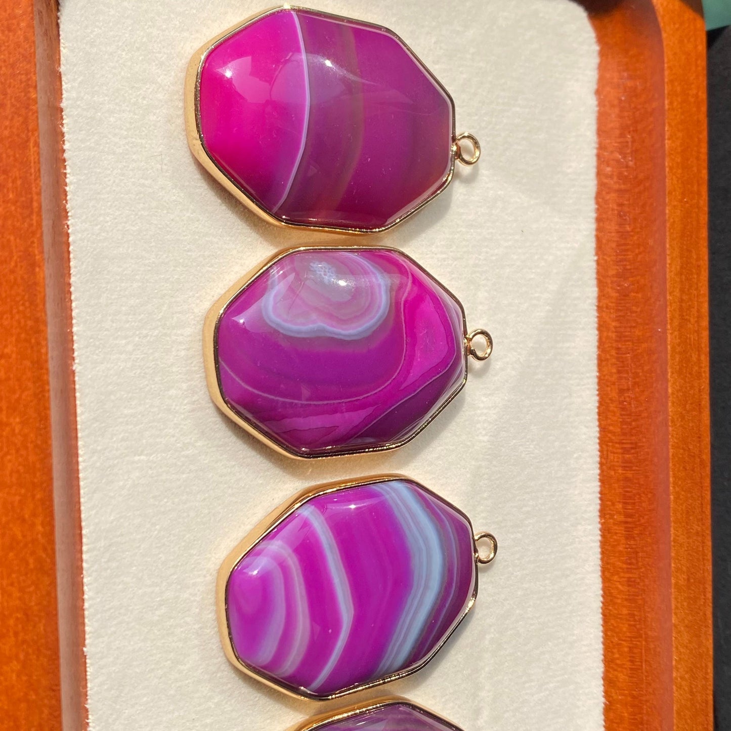 Lila Achat Anhänger für DIY Schmuckherstellung, Naturstein mit Goldrand, Boho Bastelperlen für Halsketten oder Ohrringe