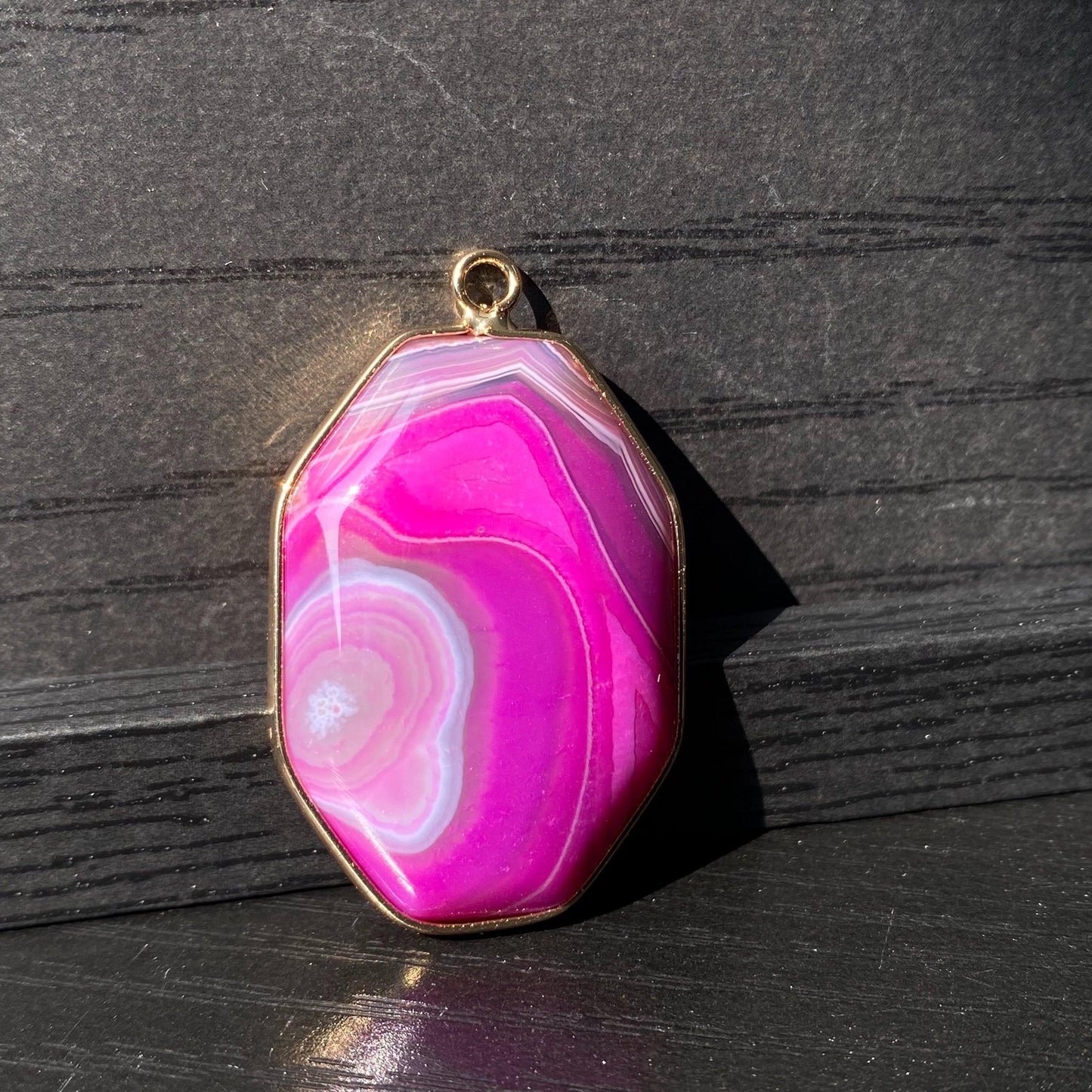 Lila Achat Anhänger für DIY Schmuckherstellung, Naturstein mit Goldrand, Boho Bastelperlen für Halsketten oder Ohrringe