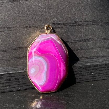 Lila Achat Anhänger für DIY Schmuckherstellung, Naturstein mit Goldrand, Boho Bastelperlen für Halsketten oder Ohrringe