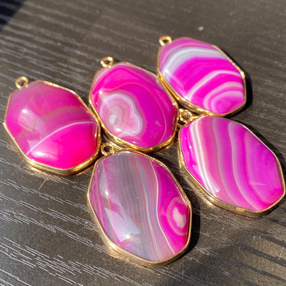 Lila Achat Anhänger für DIY Schmuckherstellung, Naturstein mit Goldrand, Boho Bastelperlen für Halsketten oder Ohrringe