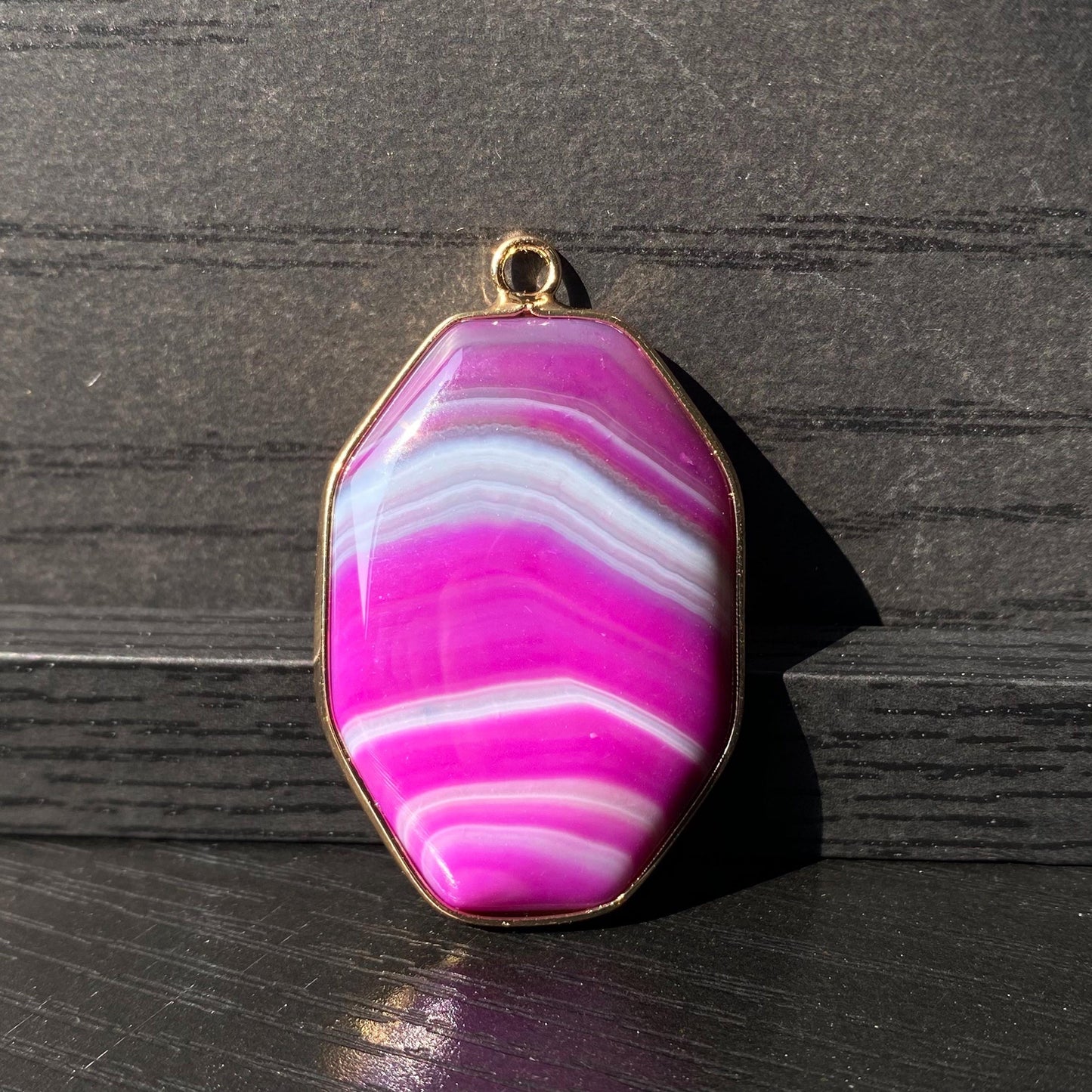 Lila Achat Anhänger für DIY Schmuckherstellung, Naturstein mit Goldrand, Boho Bastelperlen für Halsketten oder Ohrringe