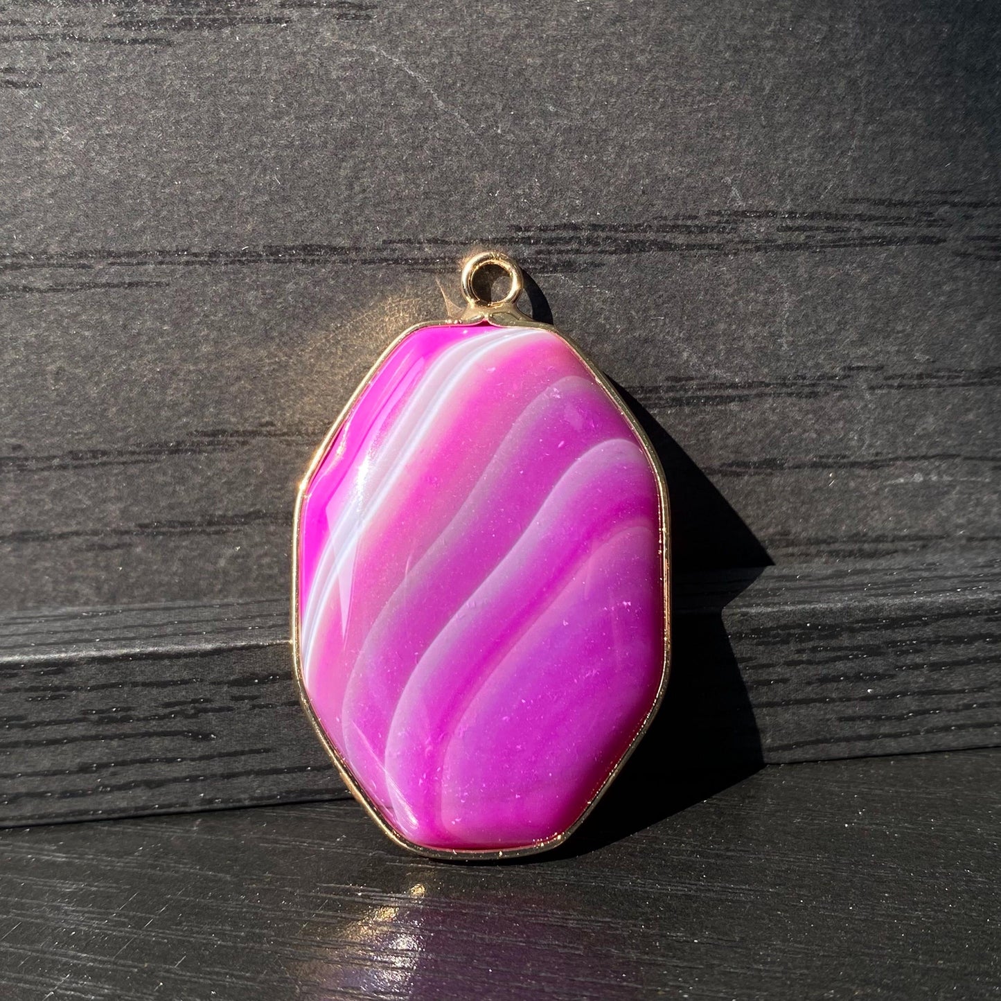 Lila Achat Anhänger für DIY Schmuckherstellung, Naturstein mit Goldrand, Boho Bastelperlen für Halsketten oder Ohrringe