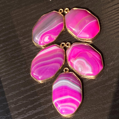 Lila Achat Anhänger für DIY Schmuckherstellung, Naturstein mit Goldrand, Boho Bastelperlen für Halsketten oder Ohrringe