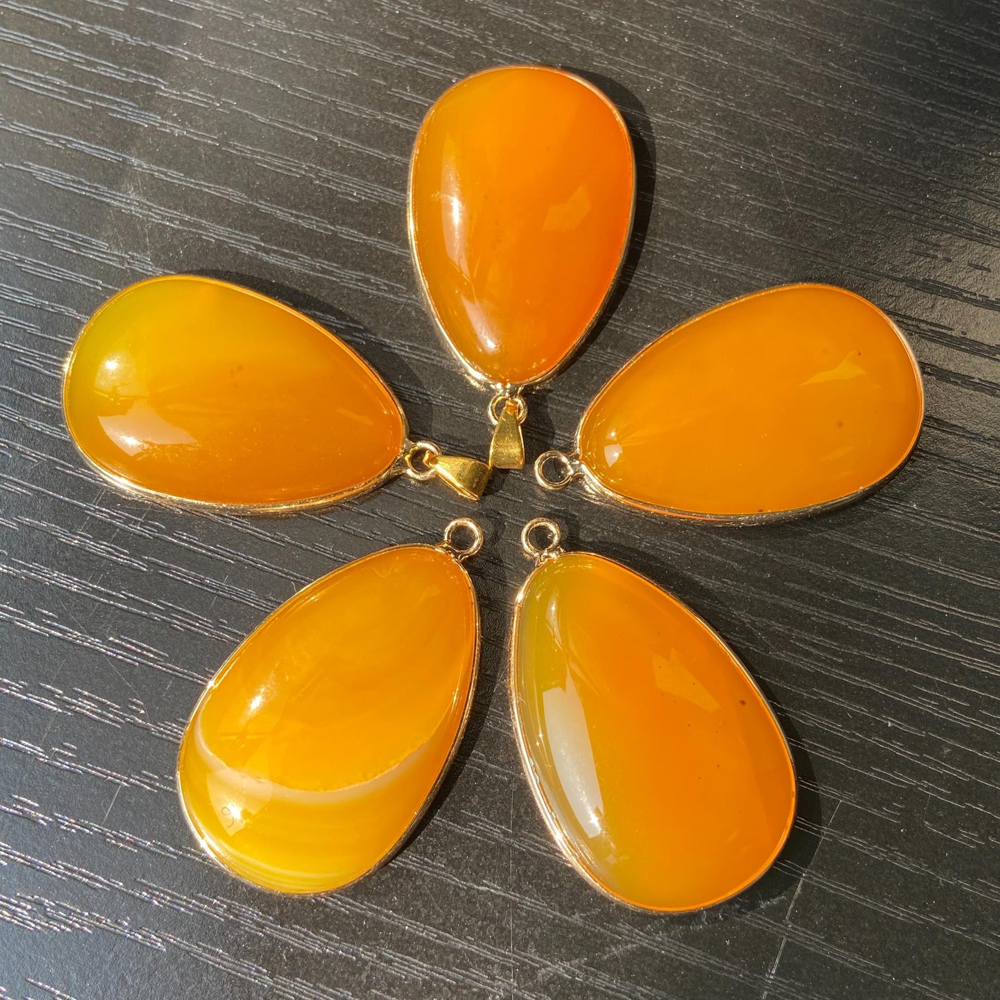 Gelber Achat Anhänger für DIY Schmuckherstellung, Naturstein mit Goldrand, Boho Bastelperlen für Halsketten oder Ohrringe