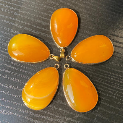 Gelber Achat Anhänger für DIY Schmuckherstellung, Naturstein mit Goldrand, Boho Bastelperlen für Halsketten oder Ohrringe