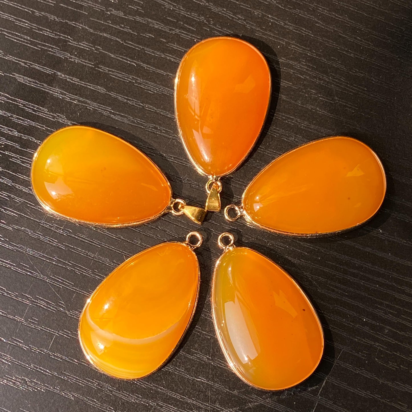 Gelber Achat Anhänger für DIY Schmuckherstellung, Naturstein mit Goldrand, Boho Bastelperlen für Halsketten oder Ohrringe