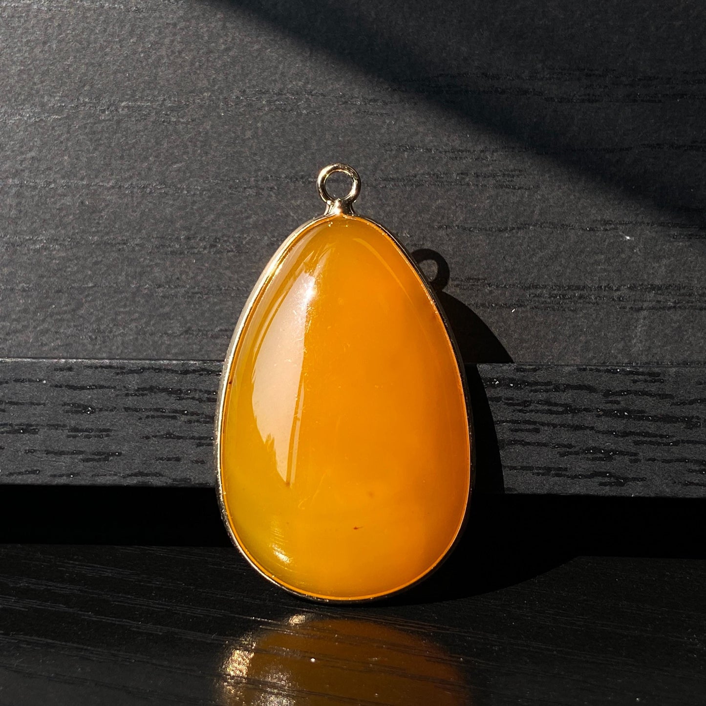 Gelber Achat Anhänger für DIY Schmuckherstellung, Naturstein mit Goldrand, Boho Bastelperlen für Halsketten oder Ohrringe