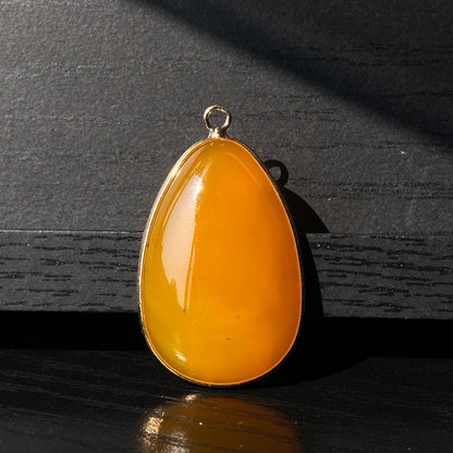 Gelber Achat Anhänger für DIY Schmuckherstellung, Naturstein mit Goldrand, Boho Bastelperlen für Halsketten oder Ohrringe