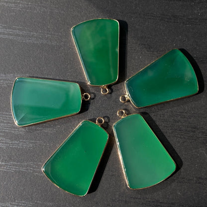 Grüner Achat Anhänger für DIY Schmuckherstellung, Naturstein mit Goldrand, Boho Bastelperlen für Halsketten oder Ohrringe, Einzelstück