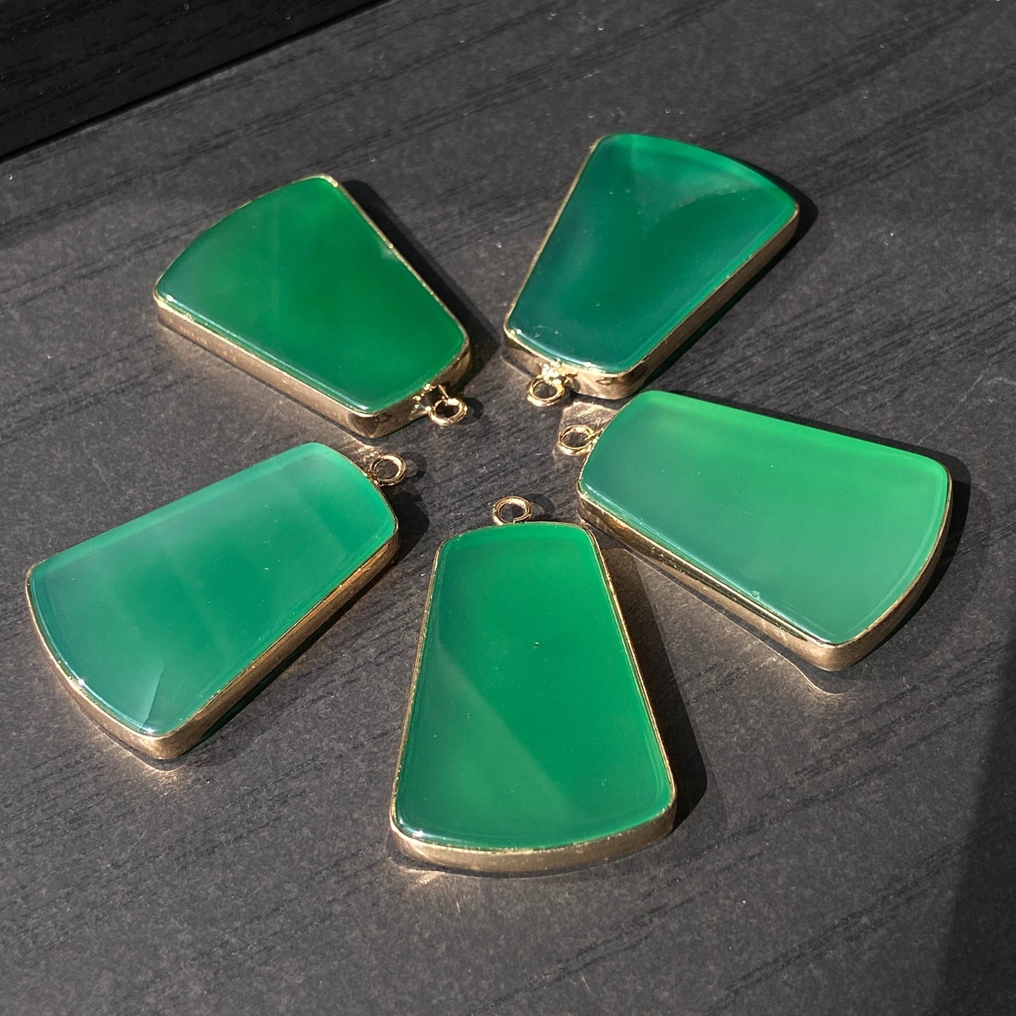 Grüner Achat Anhänger für DIY Schmuckherstellung, Naturstein mit Goldrand, Boho Bastelperlen für Halsketten oder Ohrringe, Einzelstück