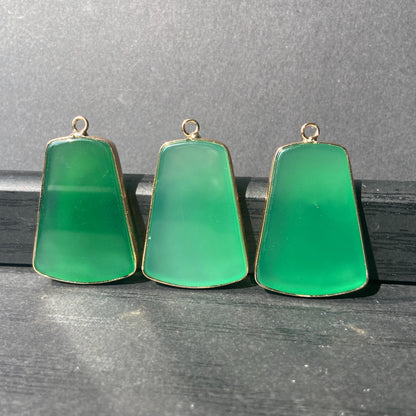 Grüner Achat Anhänger für DIY Schmuckherstellung, Naturstein mit Goldrand, Boho Bastelperlen für Halsketten oder Ohrringe, Einzelstück