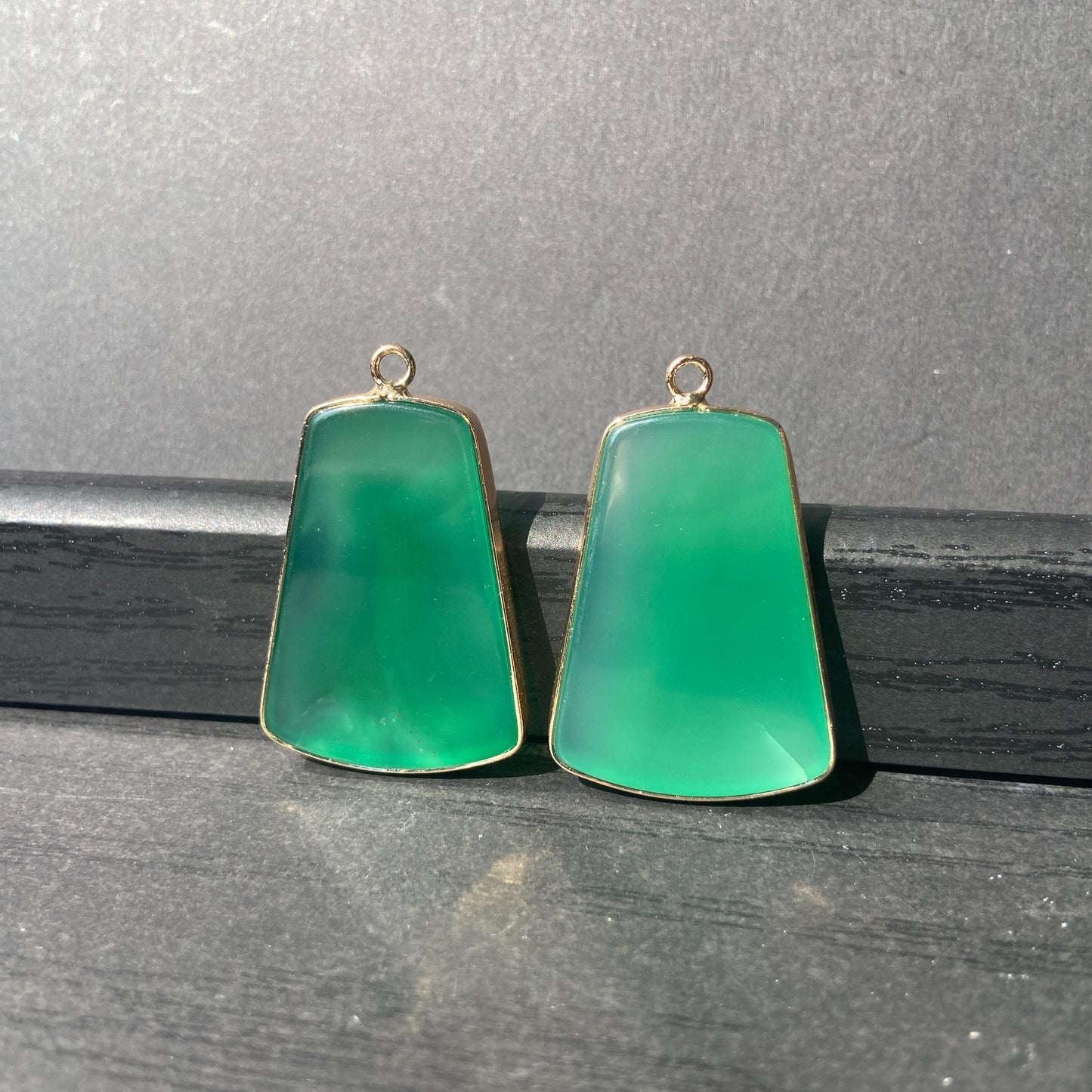 Grüner Achat Anhänger für DIY Schmuckherstellung, Naturstein mit Goldrand, Boho Bastelperlen für Halsketten oder Ohrringe, Einzelstück