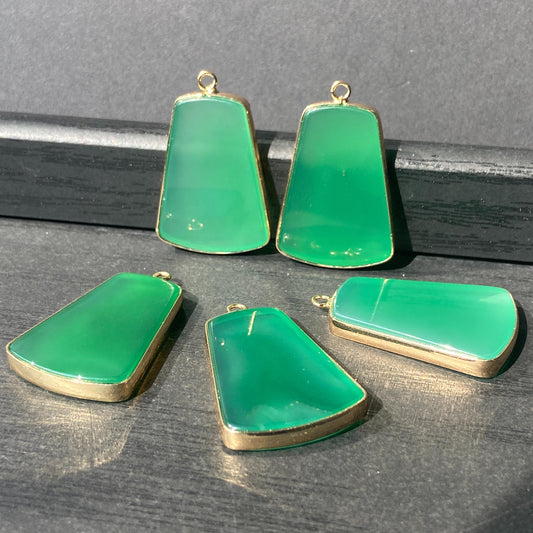 Grüner Achat Anhänger für DIY Schmuckherstellung, Naturstein mit Goldrand, Boho Bastelperlen für Halsketten oder Ohrringe, Einzelstück