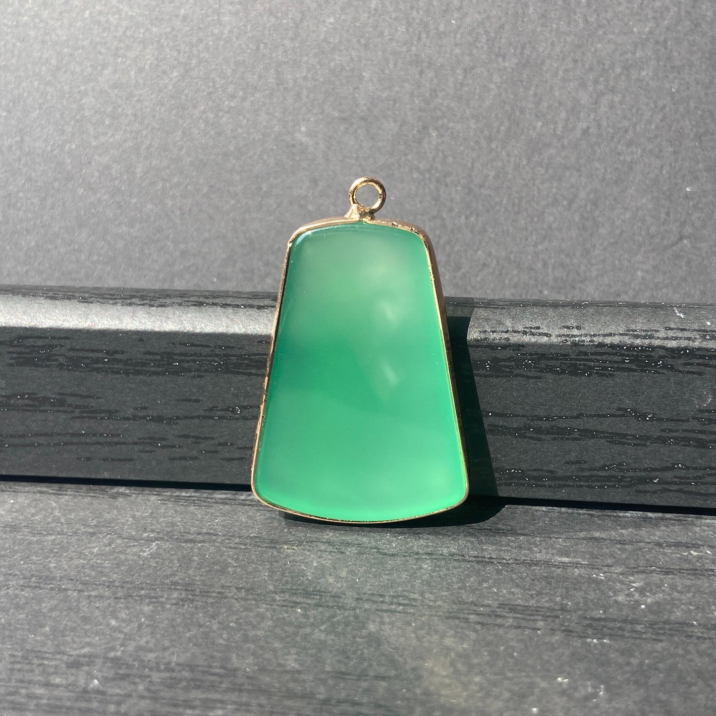 Grüner Achat Anhänger für DIY Schmuckherstellung, Naturstein mit Goldrand, Boho Bastelperlen für Halsketten oder Ohrringe, Einzelstück