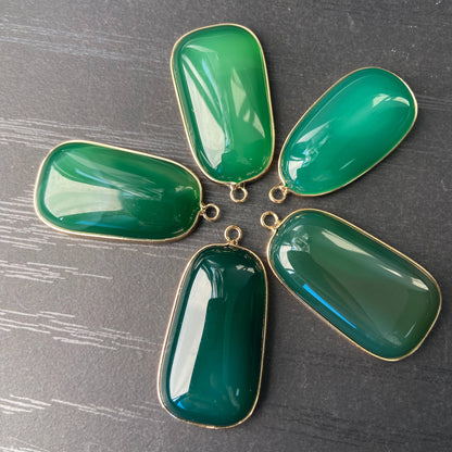 Grüner Achat Anhänger für DIY Schmuckherstellung, Naturstein mit Goldrand, Boho Bastelperlen für Halsketten oder Ohrringe, Einzelstück