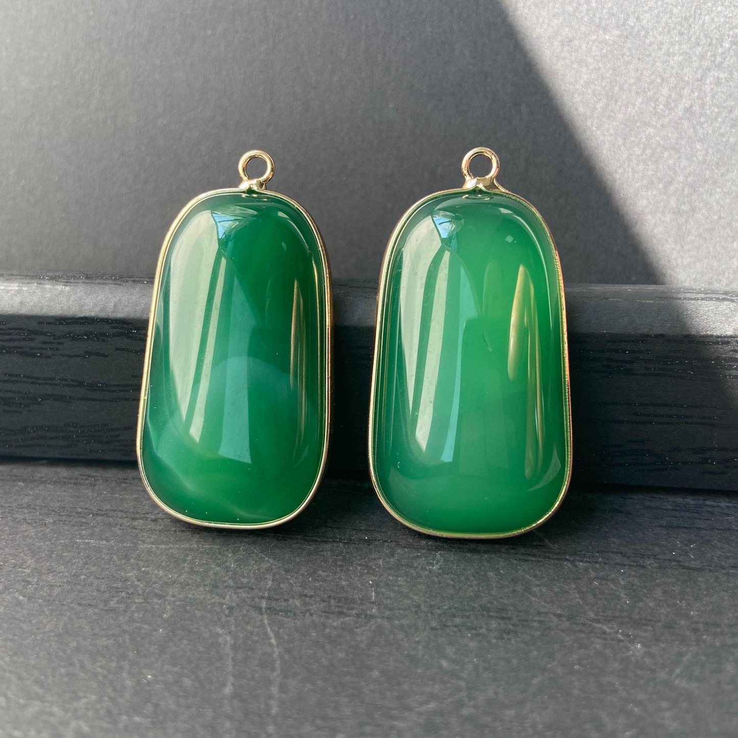 Grüner Achat Anhänger für DIY Schmuckherstellung, Naturstein mit Goldrand, Boho Bastelperlen für Halsketten oder Ohrringe, Einzelstück