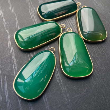Grüner Achat Anhänger für DIY Schmuckherstellung, Naturstein mit Goldrand, Boho Bastelperlen für Halsketten oder Ohrringe, Einzelstück