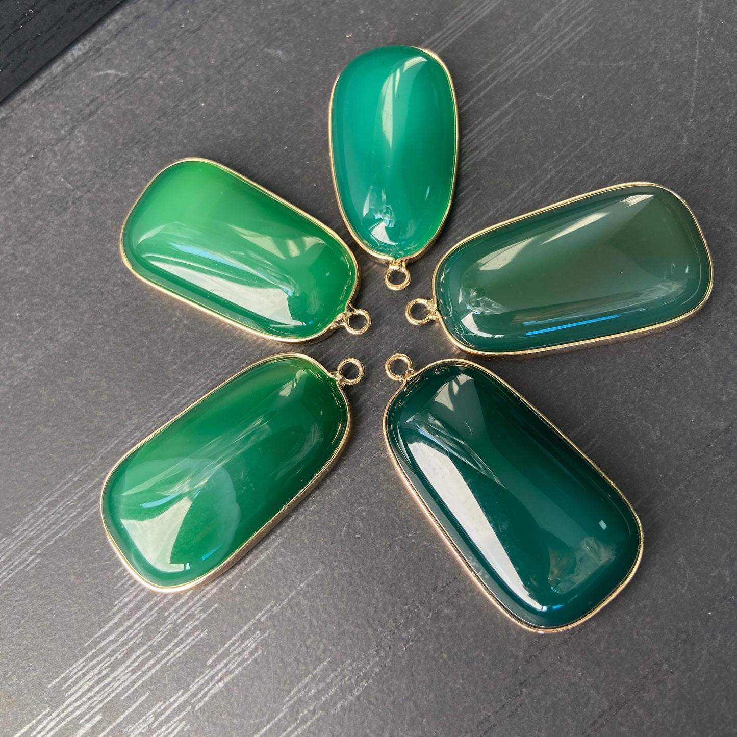 Grüner Achat Anhänger für DIY Schmuckherstellung, Naturstein mit Goldrand, Boho Bastelperlen für Halsketten oder Ohrringe, Einzelstück