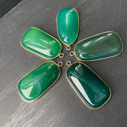 Grüner Achat Anhänger für DIY Schmuckherstellung, Naturstein mit Goldrand, Boho Bastelperlen für Halsketten oder Ohrringe, Einzelstück