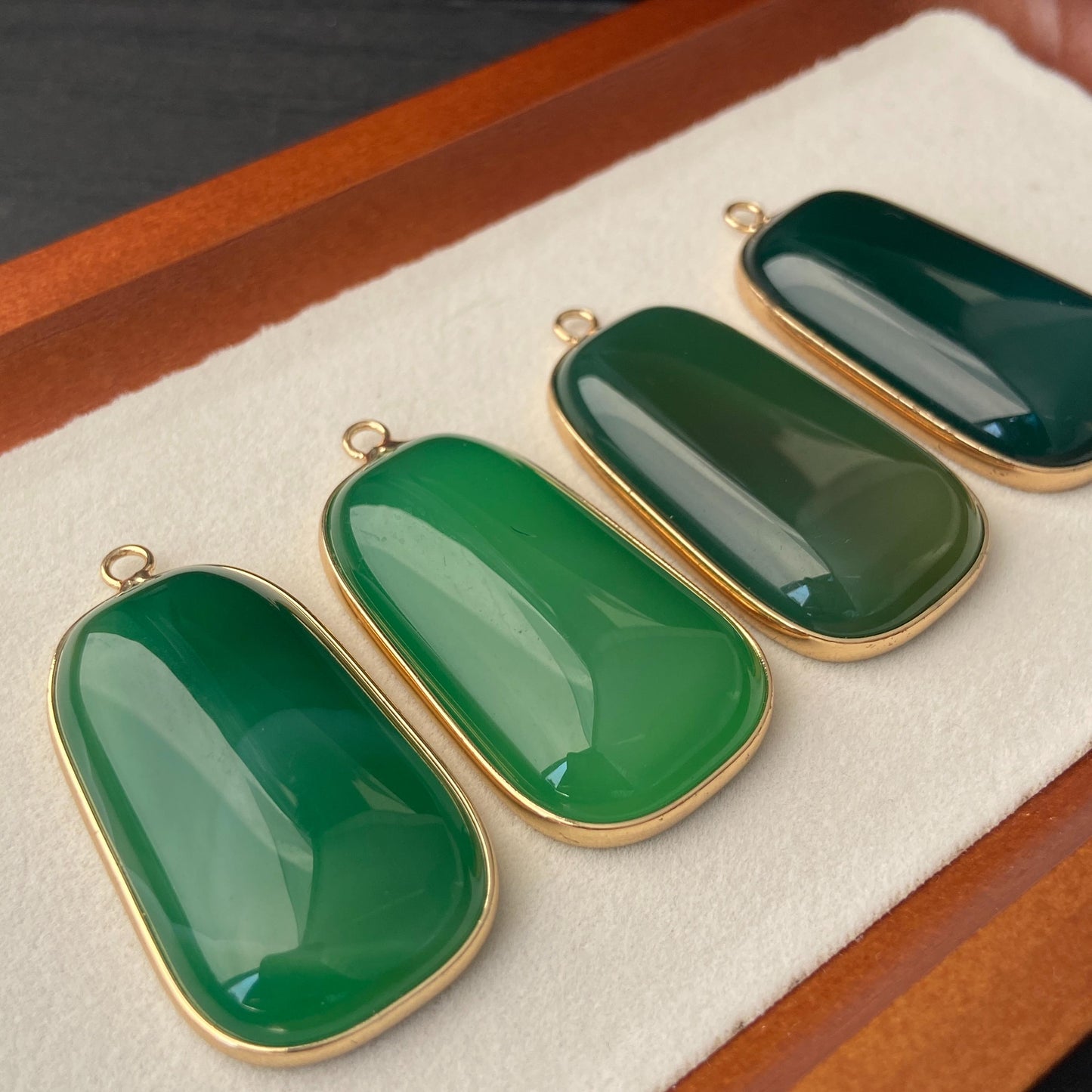 Grüner Achat Anhänger für DIY Schmuckherstellung, Naturstein mit Goldrand, Boho Bastelperlen für Halsketten oder Ohrringe, Einzelstück