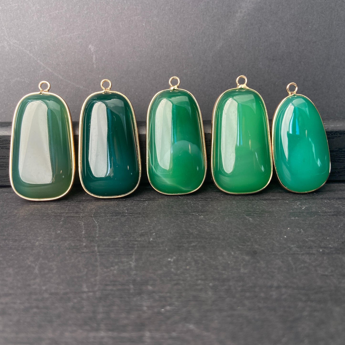 Grüner Achat Anhänger für DIY Schmuckherstellung, Naturstein mit Goldrand, Boho Bastelperlen für Halsketten oder Ohrringe, Einzelstück