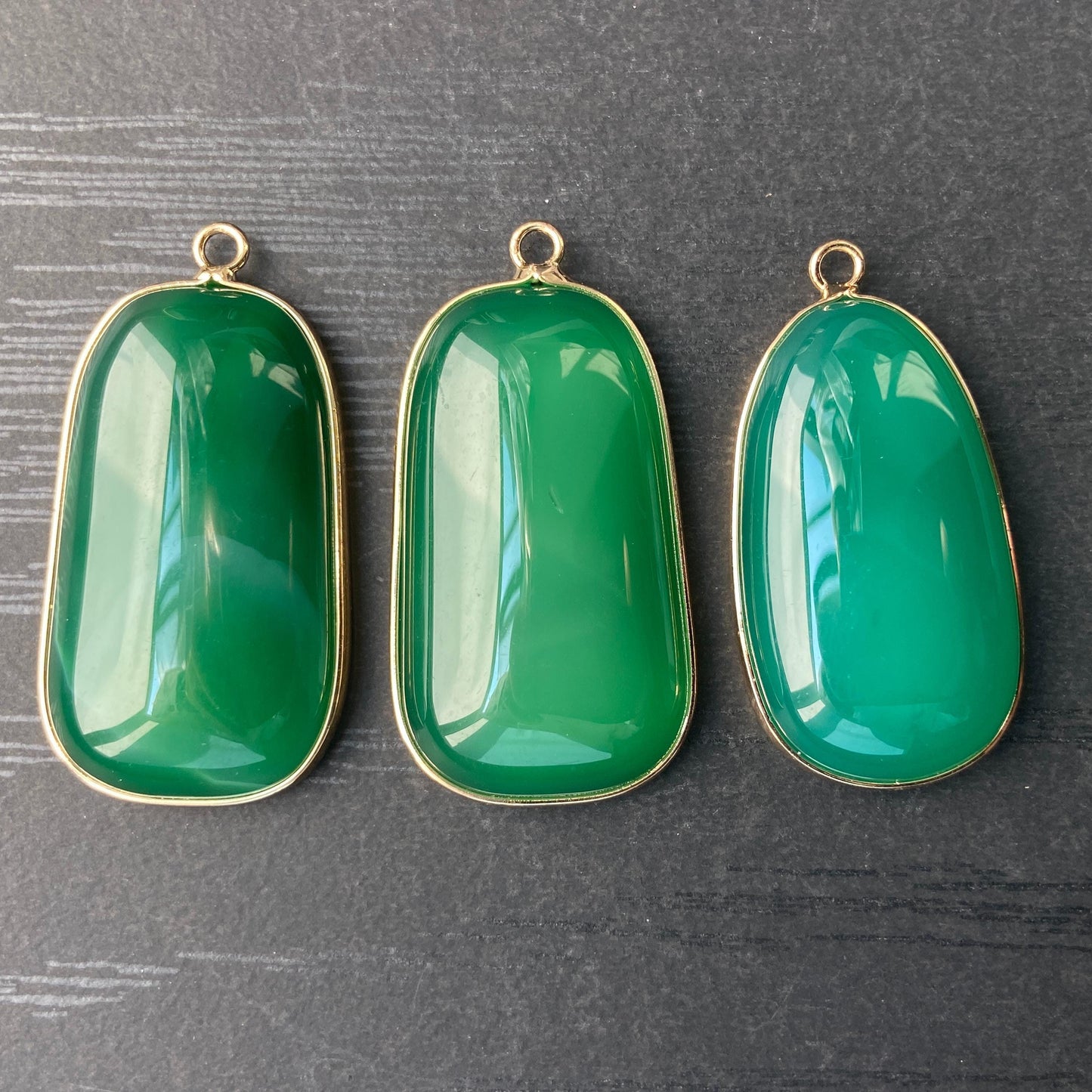 Grüner Achat Anhänger für DIY Schmuckherstellung, Naturstein mit Goldrand, Boho Bastelperlen für Halsketten oder Ohrringe, Einzelstück