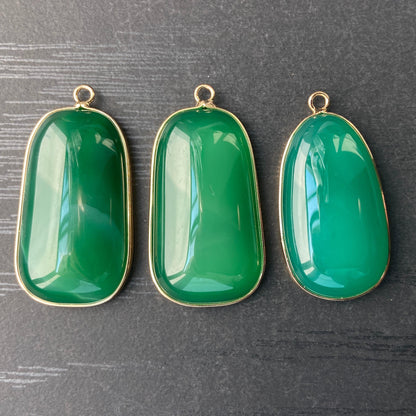 Grüner Achat Anhänger für DIY Schmuckherstellung, Naturstein mit Goldrand, Boho Bastelperlen für Halsketten oder Ohrringe, Einzelstück