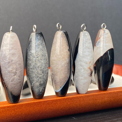 Natürlicher Kristall-Achat Anhänger für Schmuckherstellung – Boho DIY Perle, gebohrt, schwarzer & weißer Stein, Heilstein Unikat