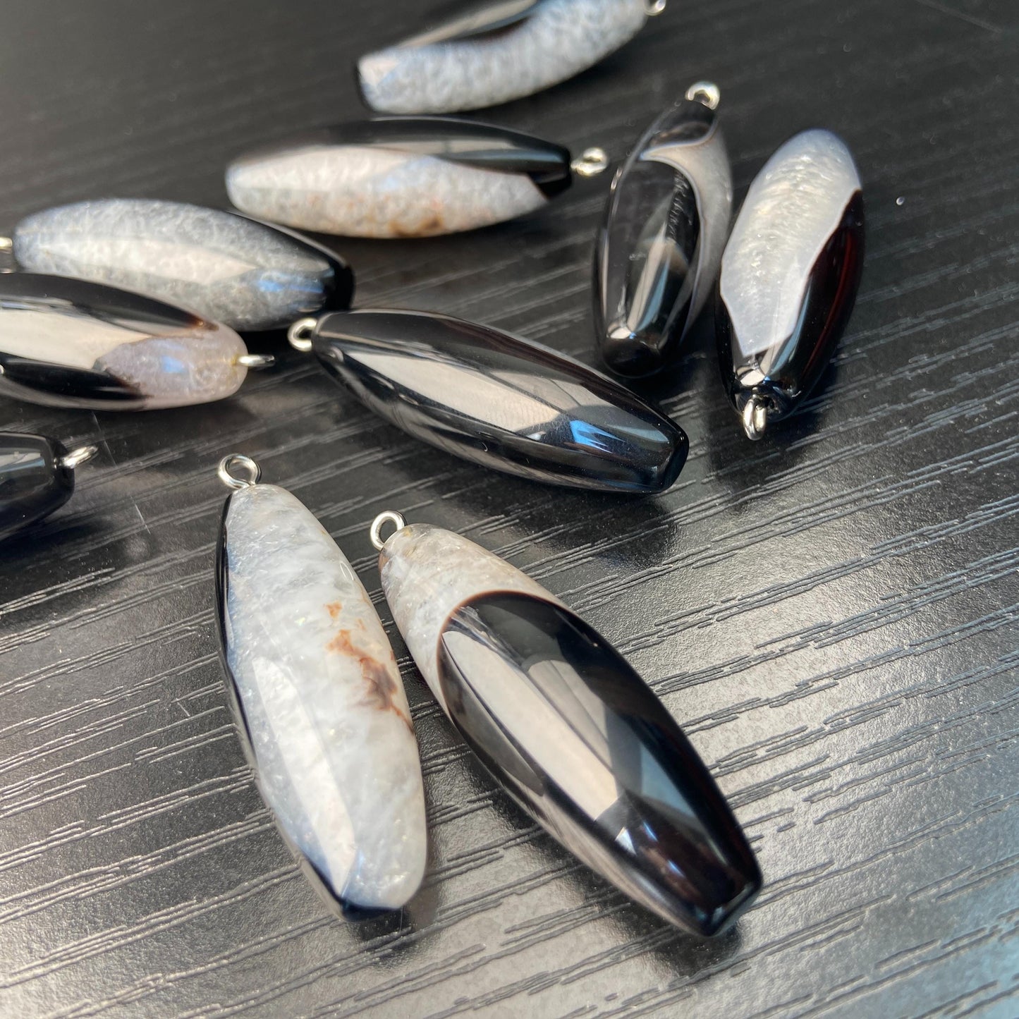 Natürlicher Kristall-Achat Anhänger für Schmuckherstellung – Boho DIY Perle, gebohrt, schwarzer & weißer Stein, Heilstein Unikat