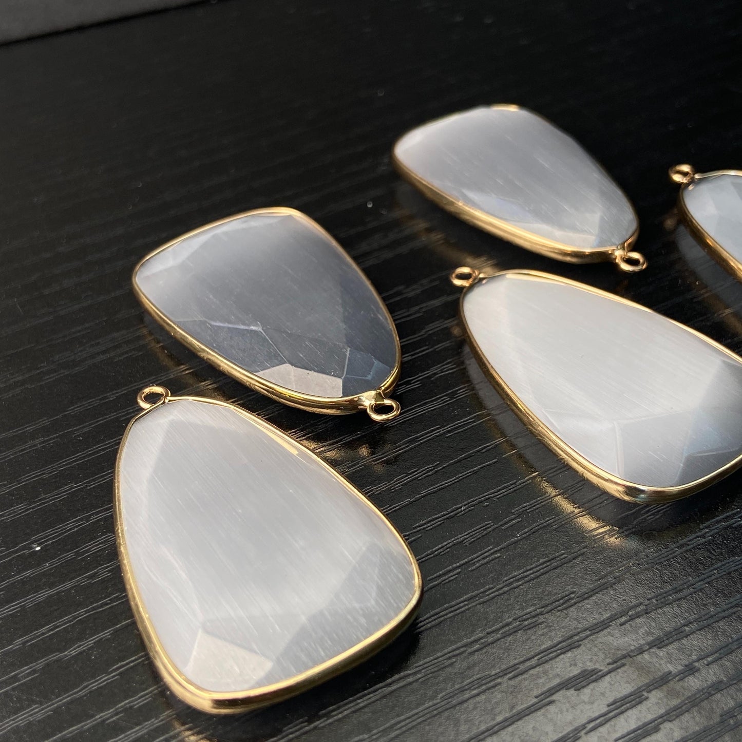 Facettierter grauer synthetischer Katzenauge Kristall Anhänger mit goldfarbener Fassung für DIY Schmuckherstellung und Boho Schmuckdesign