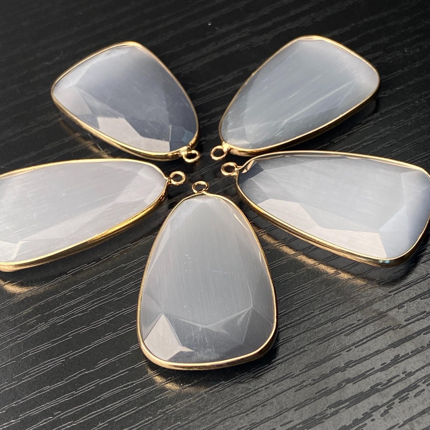 Facettierter grauer synthetischer Katzenauge Kristall Anhänger mit goldfarbener Fassung für DIY Schmuckherstellung und Boho Schmuckdesign