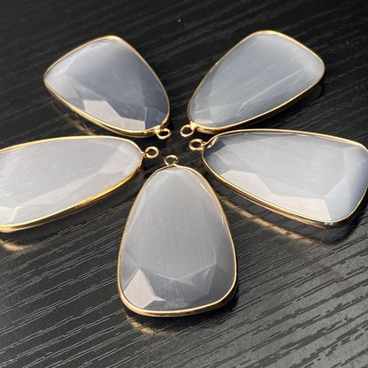 Facettierter grauer synthetischer Katzenauge Kristall Anhänger mit goldfarbener Fassung für DIY Schmuckherstellung und Boho Schmuckdesign