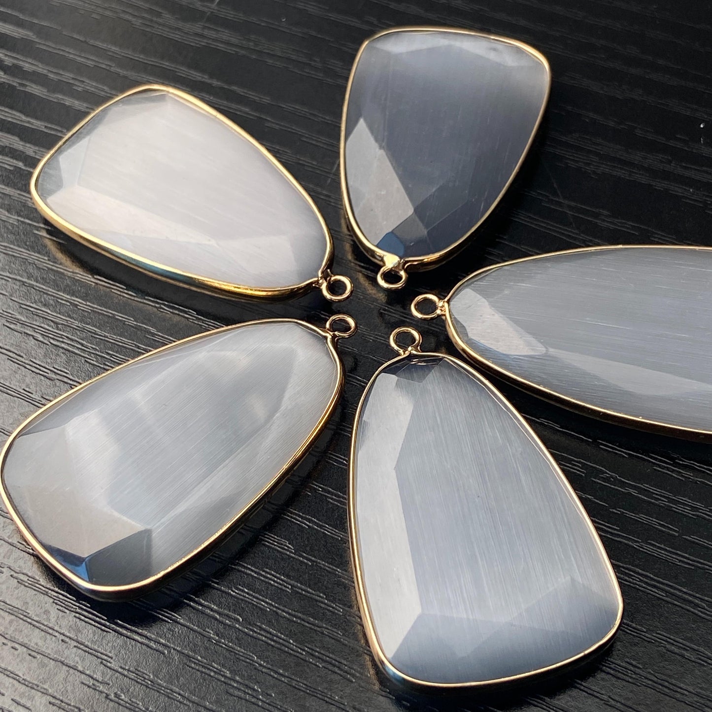 Facettierter grauer synthetischer Katzenauge Kristall Anhänger mit goldfarbener Fassung für DIY Schmuckherstellung und Boho Schmuckdesign