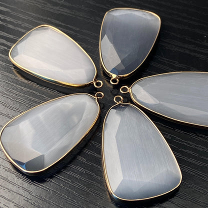 Facettierter grauer synthetischer Katzenauge Kristall Anhänger mit goldfarbener Fassung für DIY Schmuckherstellung und Boho Schmuckdesign
