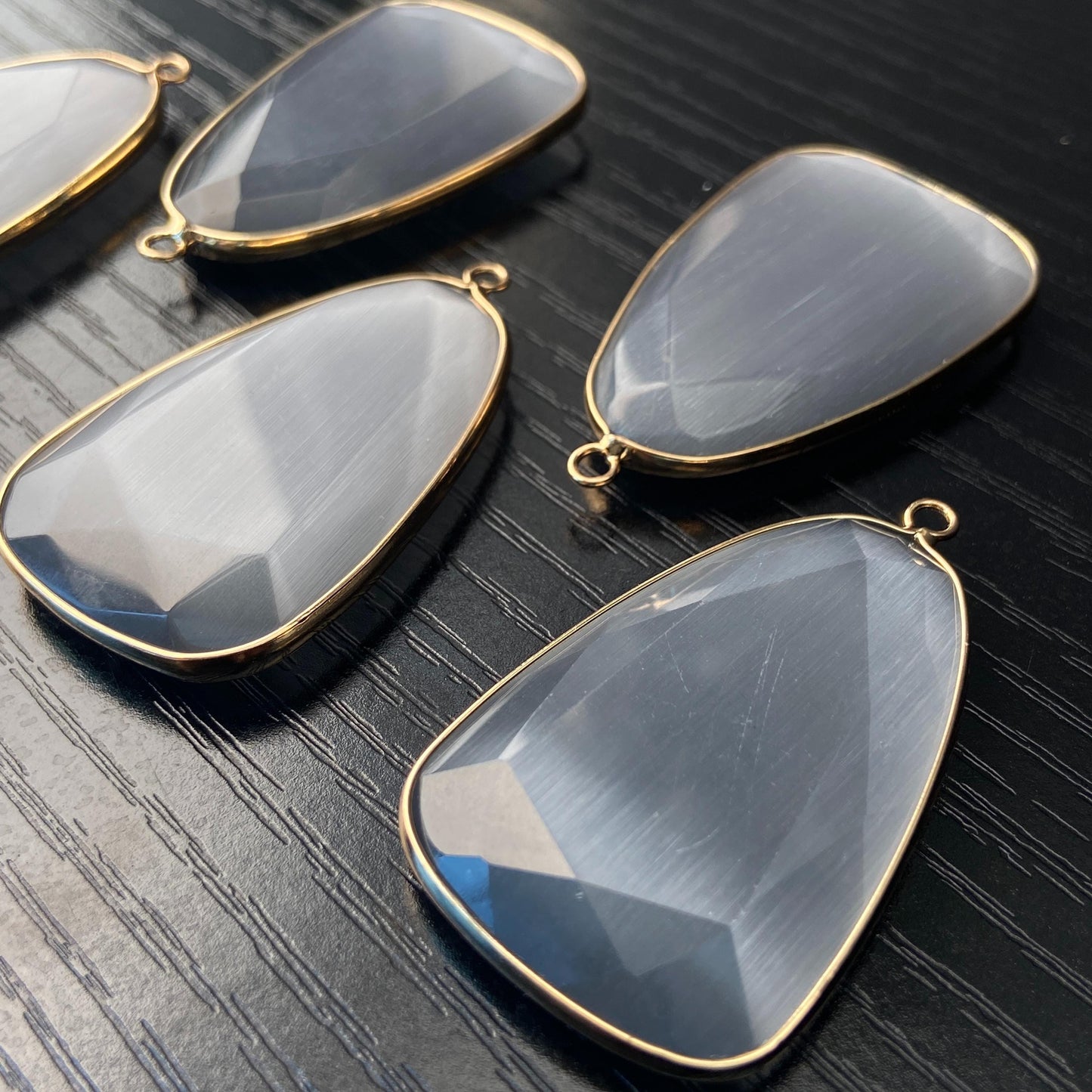 Facettierter grauer synthetischer Katzenauge Kristall Anhänger mit goldfarbener Fassung für DIY Schmuckherstellung und Boho Schmuckdesign