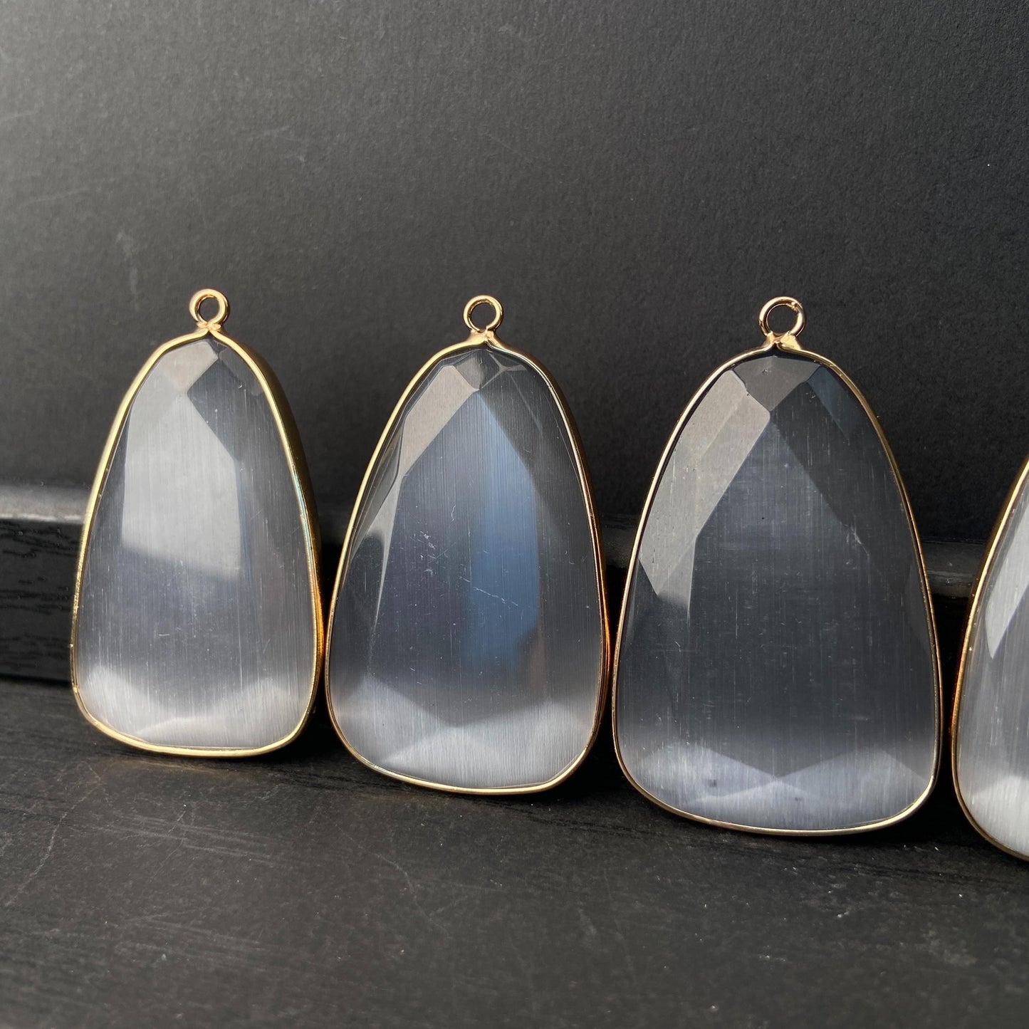 Facettierter grauer synthetischer Katzenauge Kristall Anhänger mit goldfarbener Fassung für DIY Schmuckherstellung und Boho Schmuckdesign