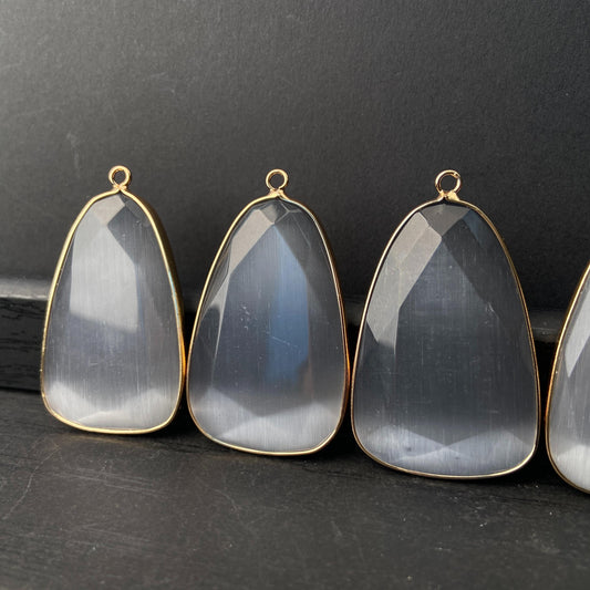 Facettierter grauer synthetischer Katzenauge Kristall Anhänger mit goldfarbener Fassung für DIY Schmuckherstellung und Boho Schmuckdesign