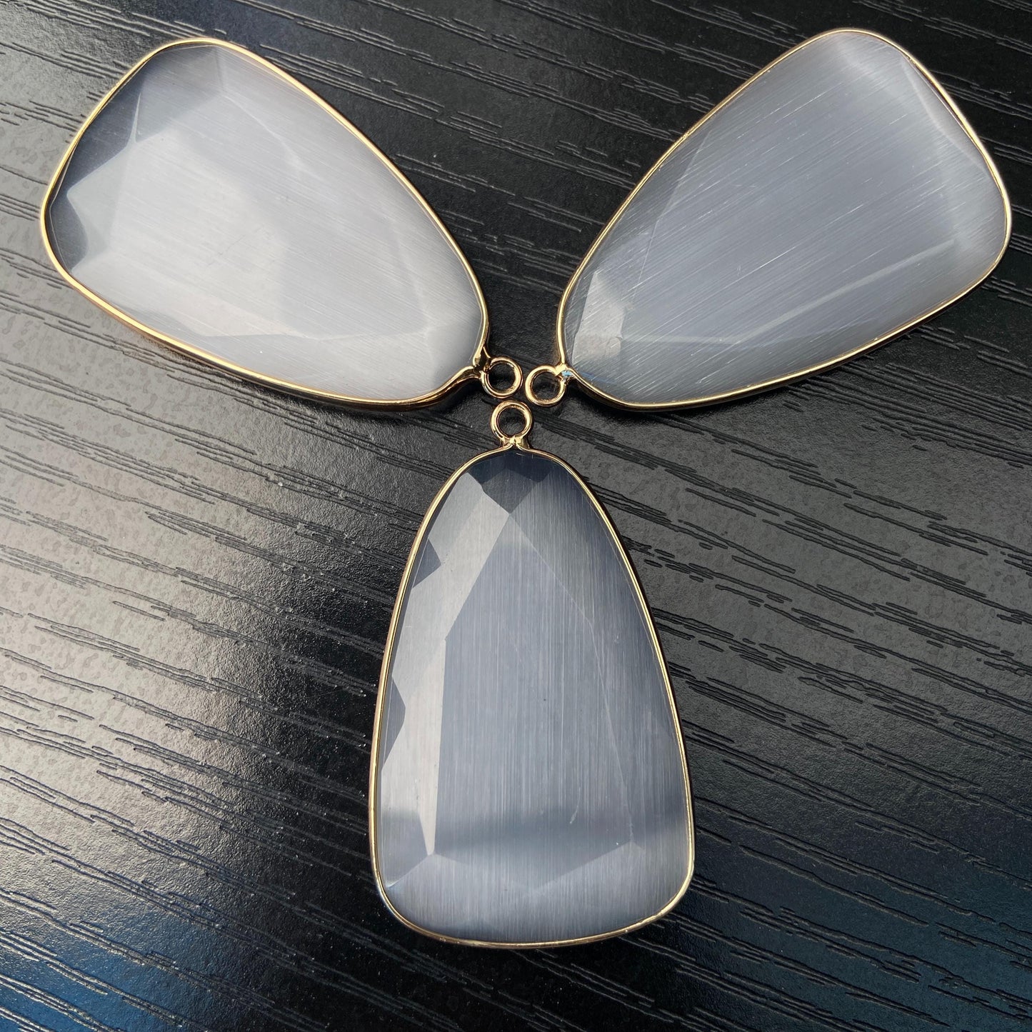 Facettierter grauer synthetischer Katzenauge Kristall Anhänger mit goldfarbener Fassung für DIY Schmuckherstellung und Boho Schmuckdesign