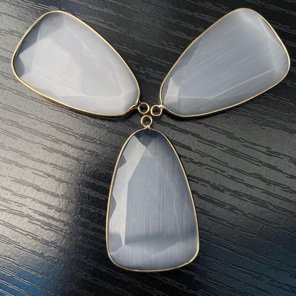 Facettierter grauer synthetischer Katzenauge Kristall Anhänger mit goldfarbener Fassung für DIY Schmuckherstellung und Boho Schmuckdesign