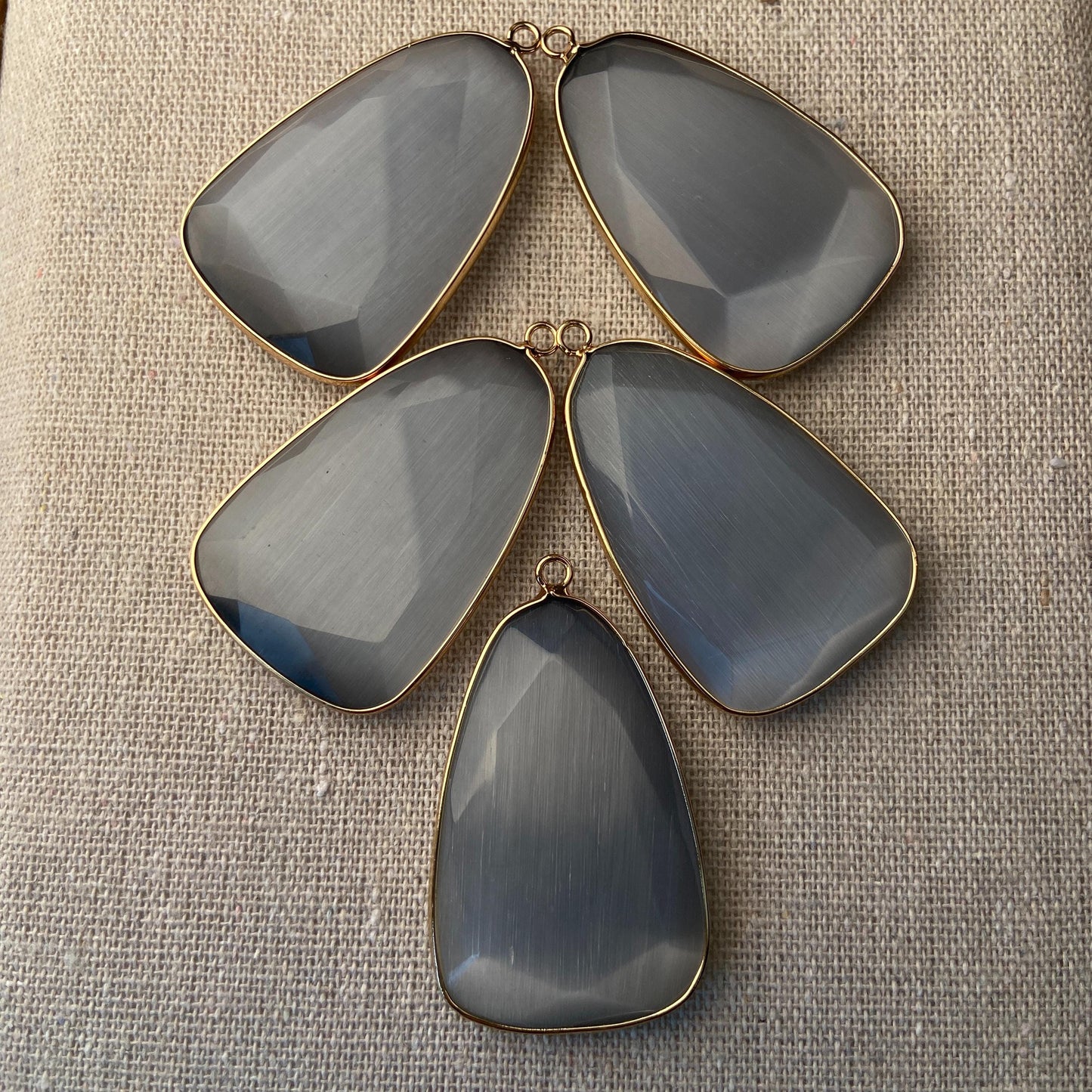 Facettierter grauer synthetischer Katzenauge Kristall Anhänger mit goldfarbener Fassung für DIY Schmuckherstellung und Boho Schmuckdesign